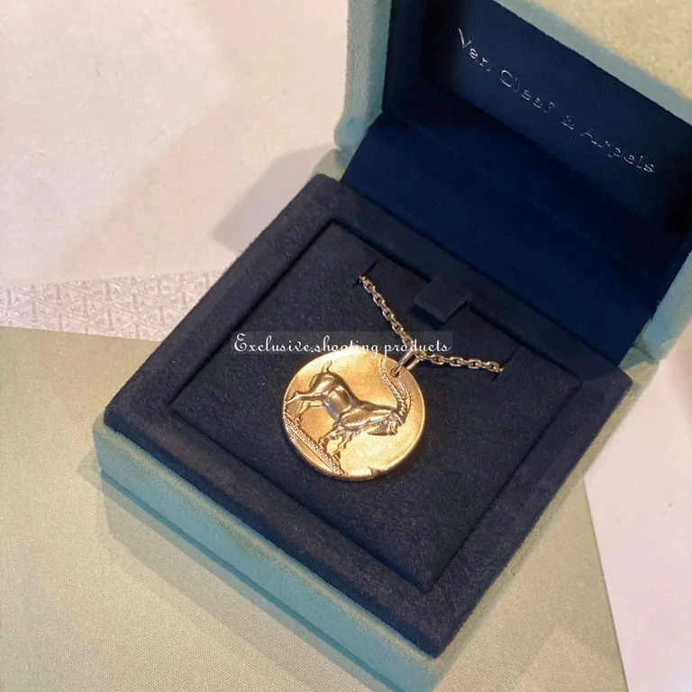 Van Cleef & Arpels VCARP7SR00 Zodiaque medal Capricorni (Capricorn) Yellow gold 5