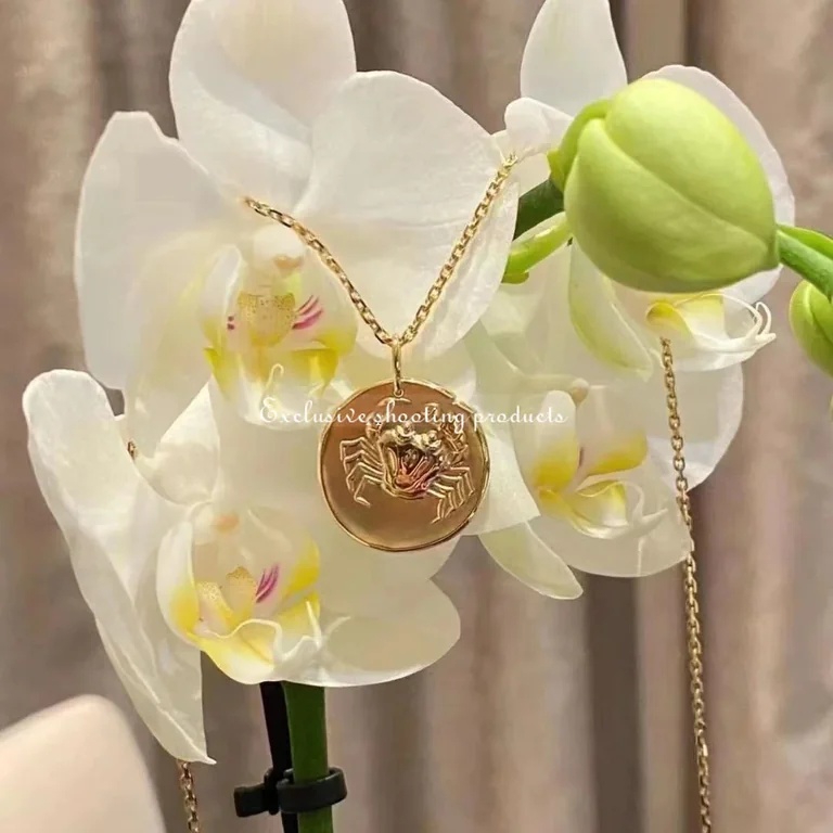 Van Cleef & Arpels VCARP7SX00 Zodiaque medal Cancri (Cancer) Yellow gold 7