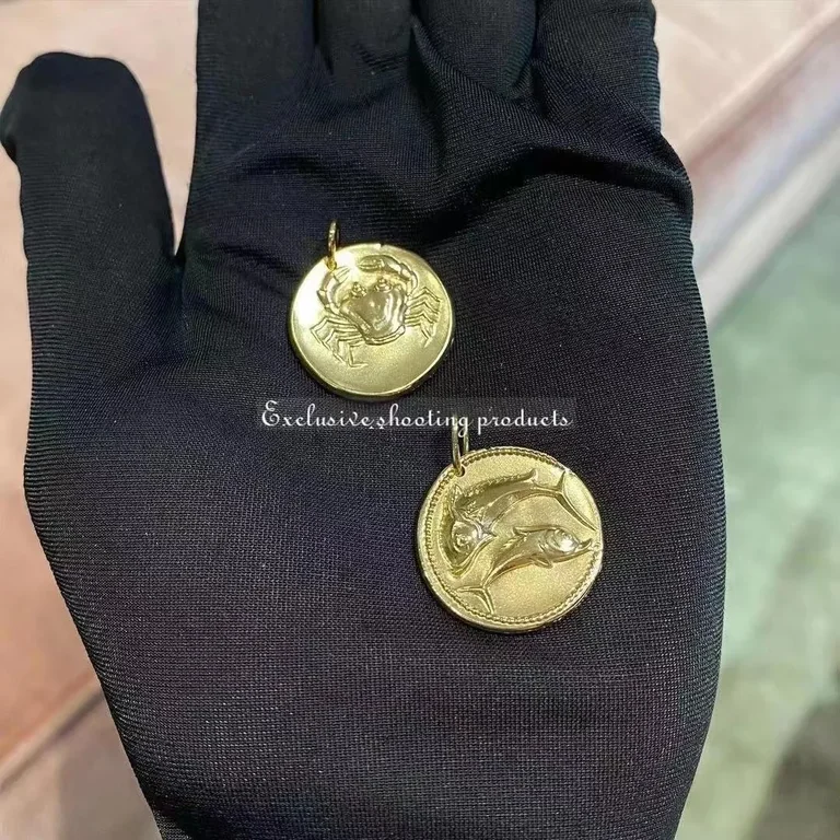 Van Cleef & Arpels VCARP7SX00 Zodiaque medal Cancri (Cancer) Yellow gold 5