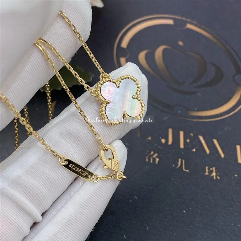 Van Cleef & Arpels VCARP4KK00 Necklaces Vintage Alhambra pendant Yellow gold Mother-of-pearl 7