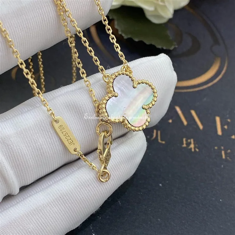 Van Cleef & Arpels VCARP4KK00 Necklaces Vintage Alhambra pendant Yellow gold Mother-of-pearl 3
