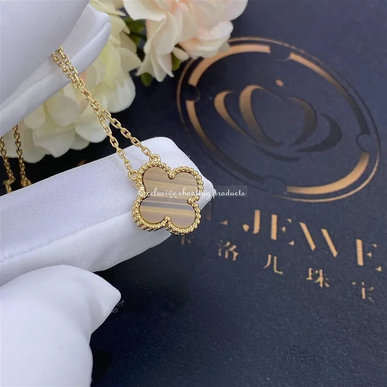 Van Cleef & Arpels VCARD38600 pendant Vintage Alhambra Yellow gold Tiger Eye pendant 4
