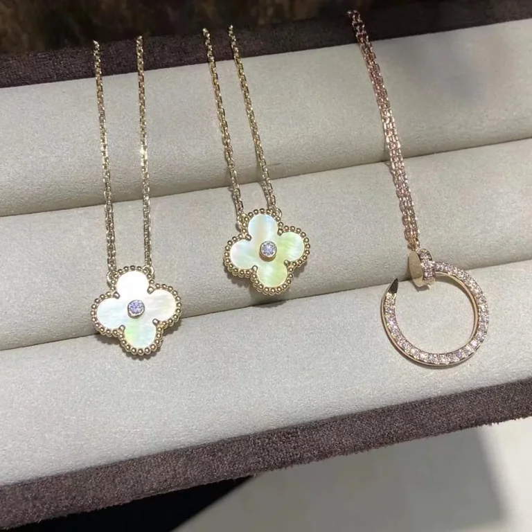 Van Cleef & Arpels Necklace Vintage Alhambra 2018 Holiday Necklace Yellow Gold Mother-of-pearl Necklace 16
