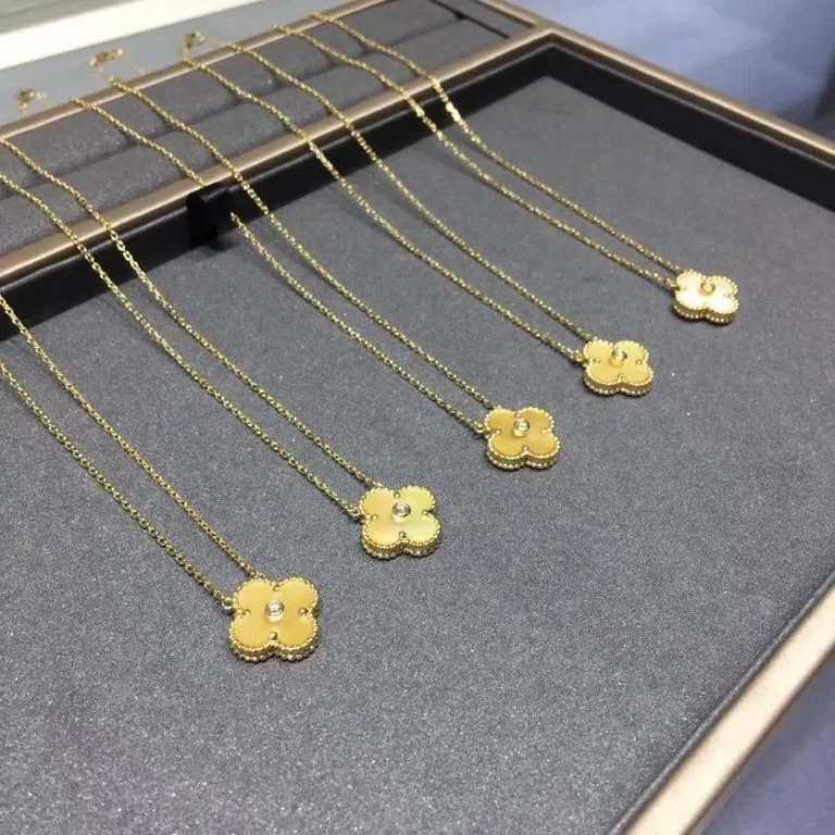 Van Cleef & Arpels Necklace Vintage Alhambra 2018 Holiday Necklace Yellow Gold Mother-of-pearl Necklace 8