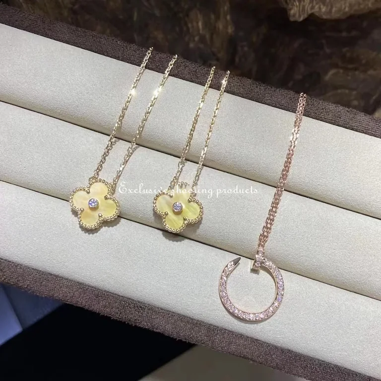Van Cleef & Arpels Necklace Vintage Alhambra 2018 Holiday Necklace Yellow Gold Mother-of-pearl Necklace 5