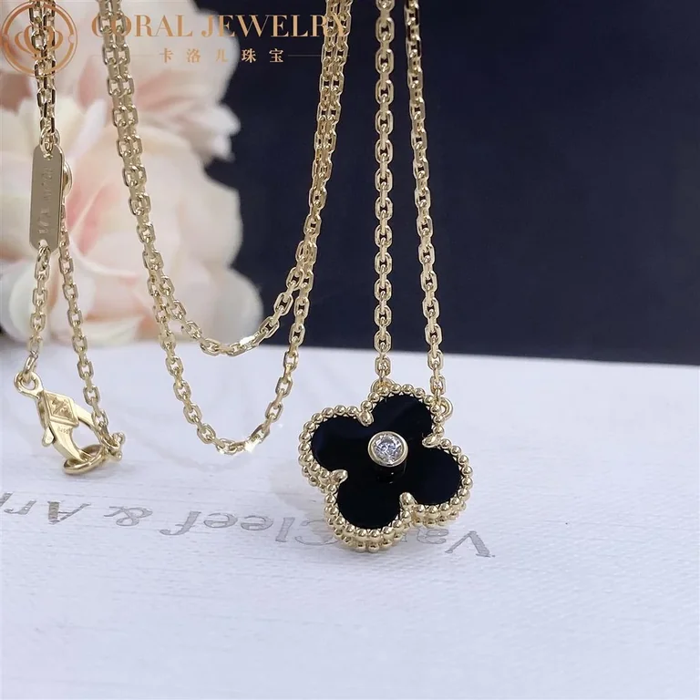 Van Cleef & Arpels Necklace Vintage Alhambra 2005 Holiday Necklace Yellow Gold Onyx Necklace 3