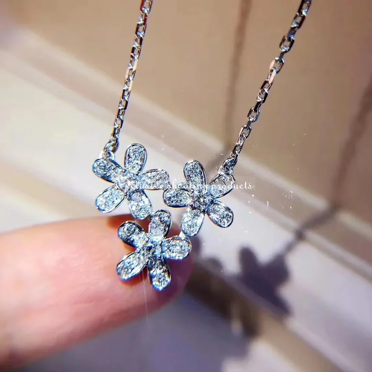 Van Cleef & Arpels VCARB14900 Socrate pendant 3 flowers White gold Diamond 10