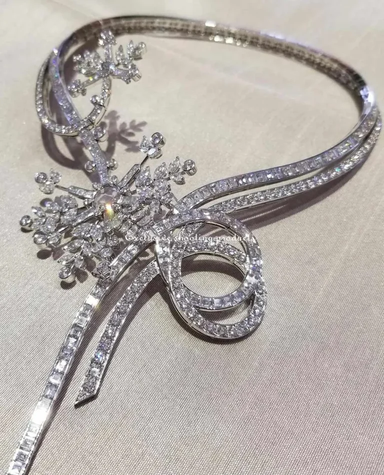 Van Cleef & Arpels Snowflake Precious Flakes necklace in white gold necklace 3