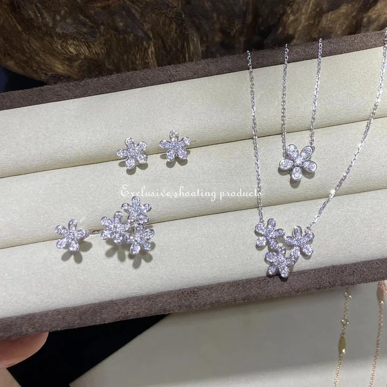 Van Cleef & Arpels VCARG44200 Socrate pendant 1 flower White gold Diamond Necklace 5
