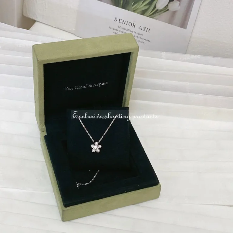 Van Cleef & Arpels VCARG44200 Socrate pendant 1 flower White gold Diamond Necklace 3