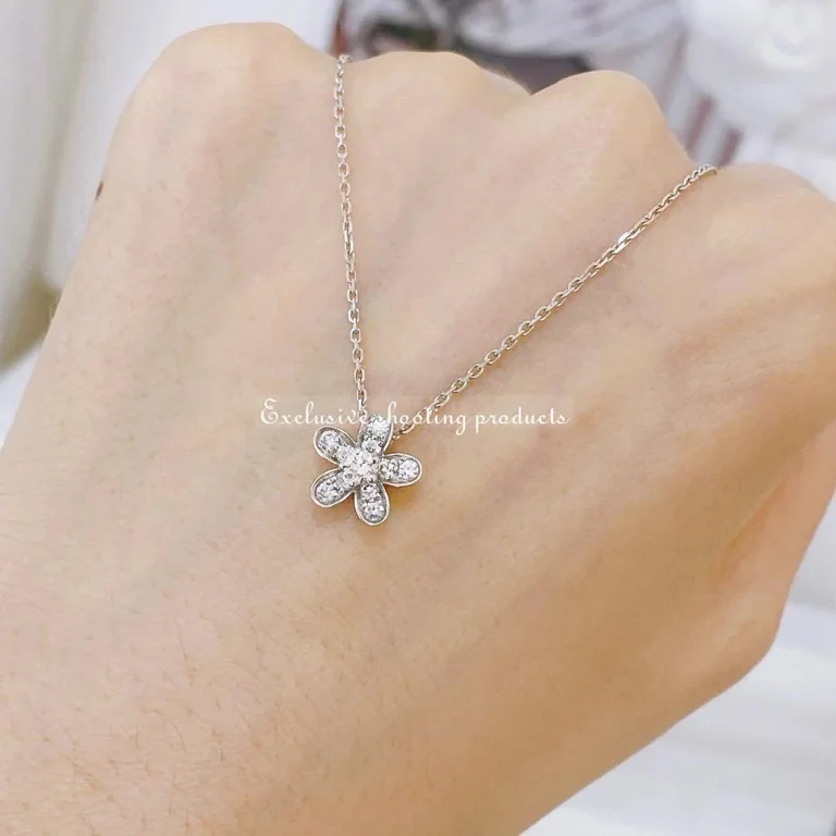 Van Cleef & Arpels VCARG44200 Socrate pendant 1 flower White gold Diamond Necklace 2