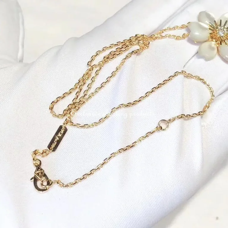 Van Cleef & Arpels VCARP7T000 Rose de Noël pendant mini model Yellow gold Diamond Mother-of-pearl Necklace 4