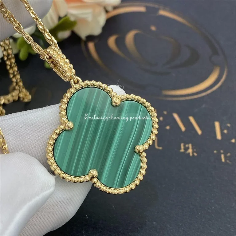 Van Cleef & Arpels VCARO3MG00 Magic Alhambra long necklace 1 motif Yellow gold Malachite necklace 3