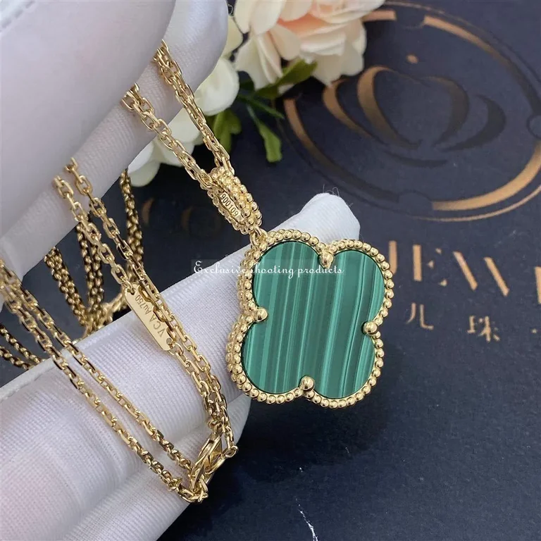 Van Cleef & Arpels VCARO3MG00 Magic Alhambra long necklace 1 motif Yellow gold Malachite necklace 2
