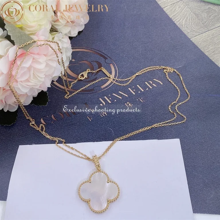 Van Cleef & Arpels VCARO49L00 Magic Alhambra long necklace 1 motif Yellow Gold Mother-of-pearl necklace 4
