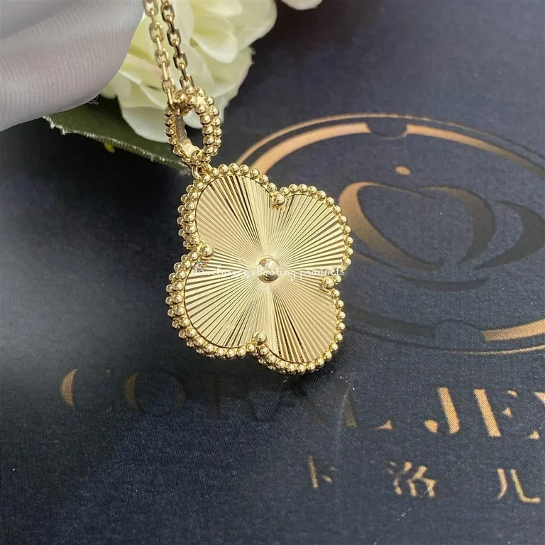 Van Cleef & Arpels VCARP4KO00 Magic Alhambra long necklace 1 motif Yellow gold necklace 4