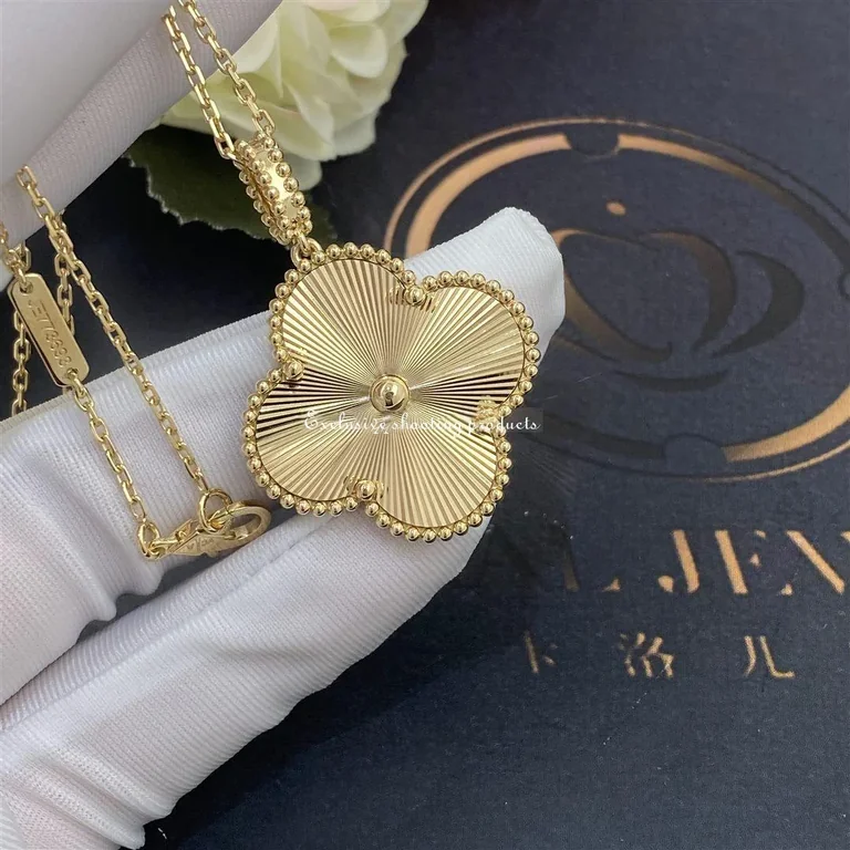 Van Cleef & Arpels VCARP4KO00 Magic Alhambra long necklace 1 motif Yellow gold necklace 3
