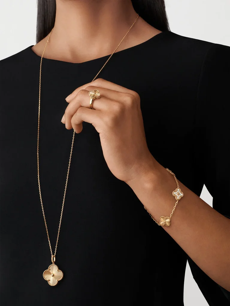 Van Cleef & Arpels VCARP4KO00 Magic Alhambra long necklace 1 motif Yellow gold necklace 2