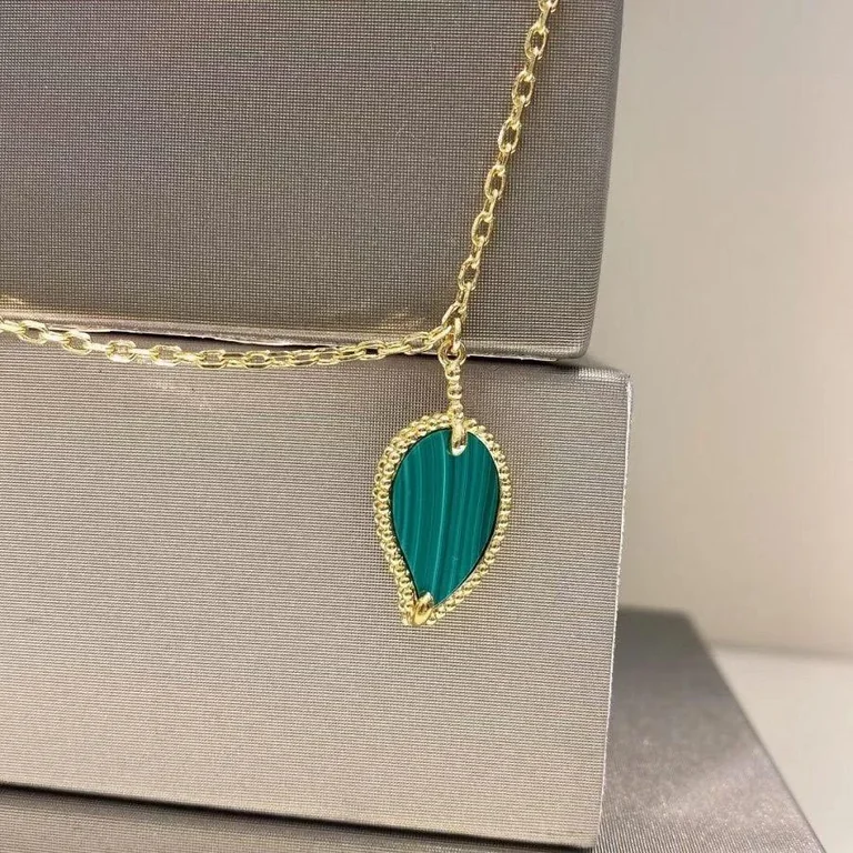 Van Cleef & Arpels VCARD80100 Lucky Alhambra long necklace 12 motifs Yellow gold Carnelian Malachite Mother-of-pearl Tiger Eye 14