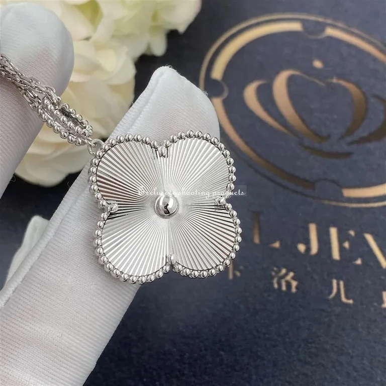 Van Cleef & Arpels VCARP4KO00-WG Magic Alhambra long necklace 1 motif white gold necklace 3