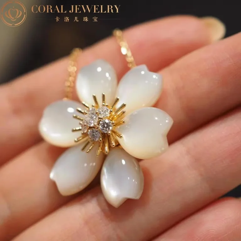 Van Cleef & Arpels VCARD30300 Rose de Noël clip pendant small model Yellow gold Diamond Mother-of-pearl Necklace 6