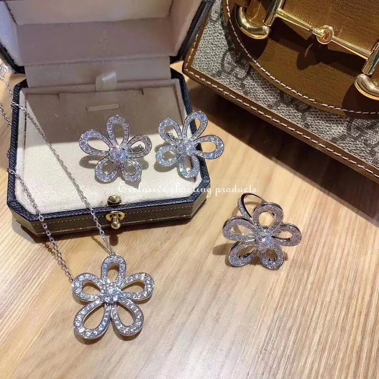 Van Cleef & Arpels Flowerlace pendant VCARP05200 White gold Diamond Necklace 2