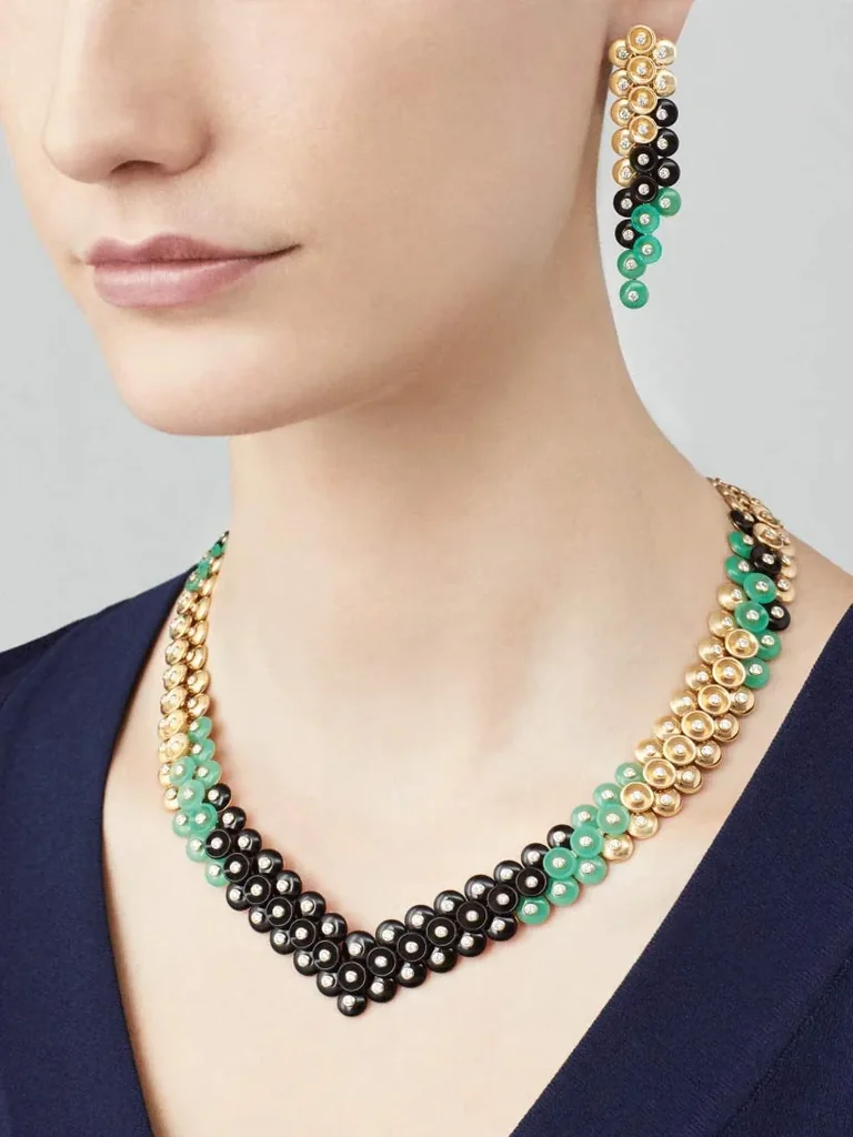 Van Cleef & Arpels VCARO7GH00 Bouton d?or necklace Yellow gold Chrysoprase Diamond Onyx necklace 6