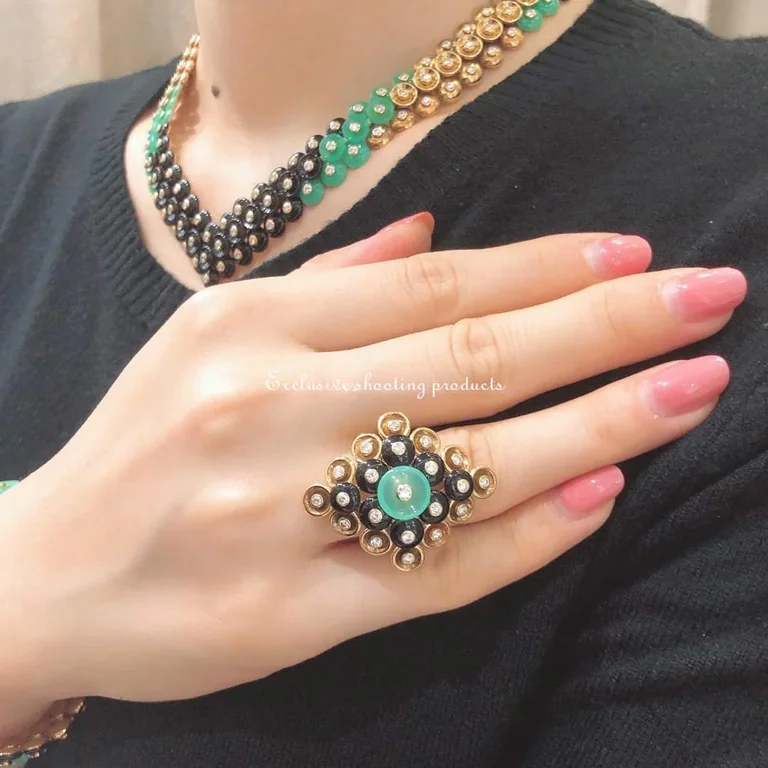 Van Cleef & Arpels VCARO7GH00 Bouton d?or necklace Yellow gold Chrysoprase Diamond Onyx necklace 5