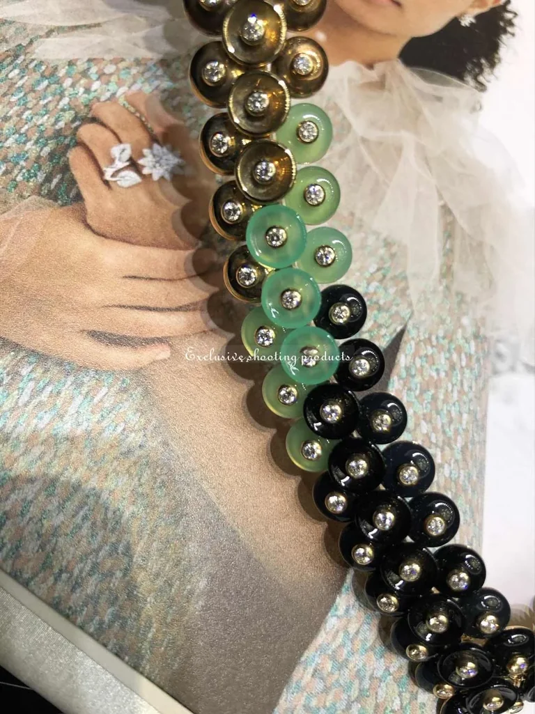 Van Cleef & Arpels VCARO7GH00 Bouton d?or necklace Yellow gold Chrysoprase Diamond Onyx necklace 3