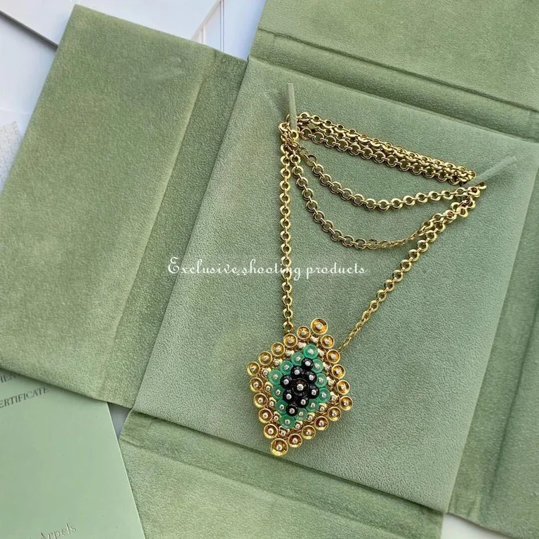 Van Cleef & Arpels VCARO9MU00 Bouton d?or pendant and detachable clip Yellow gold Chrysoprase Diamond Onyx 9