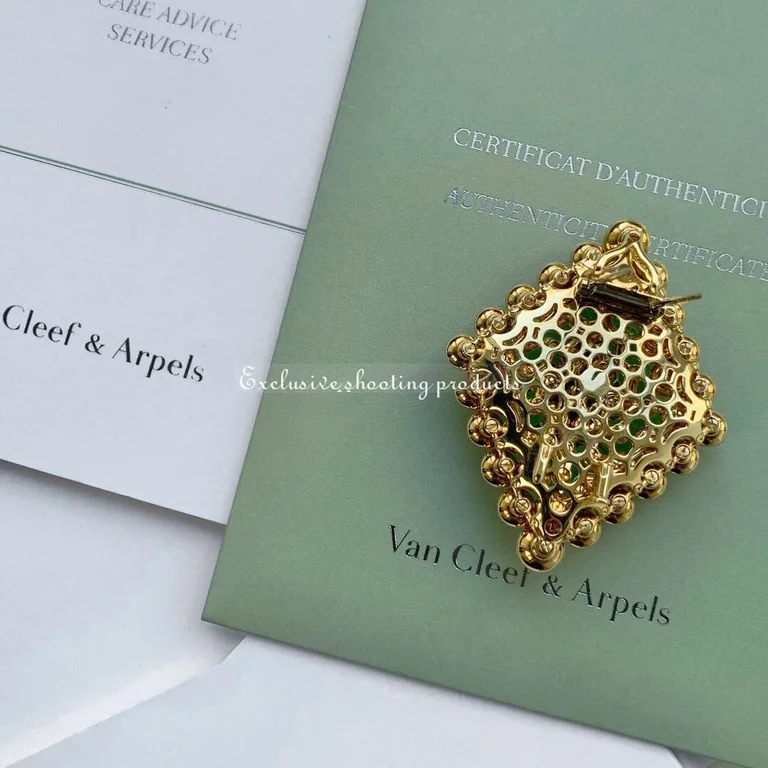 Van Cleef & Arpels VCARO9MU00 Bouton d?or pendant and detachable clip Yellow gold Chrysoprase Diamond Onyx 5