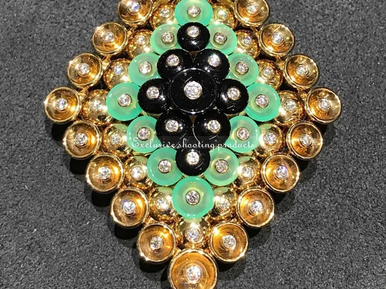 Van Cleef & Arpels VCARO9MU00 Bouton d?or pendant and detachable clip Yellow gold Chrysoprase Diamond Onyx 4