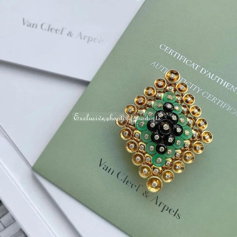 Van Cleef & Arpels VCARO9MU00 Bouton d?or pendant and detachable clip Yellow gold Chrysoprase Diamond Onyx 2