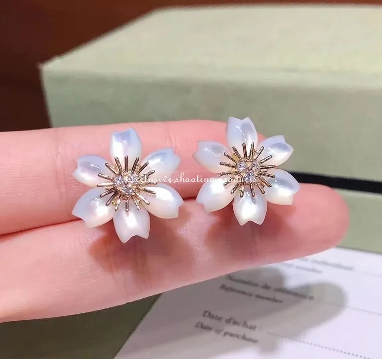 Van Cleef & Arpels VCARP7RV00 Rose de Noël earrings mini model Yellow gold Diamond Mother-of-pearl earrings 8
