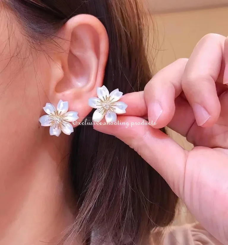 Van Cleef & Arpels VCARP7RV00 Rose de Noël earrings mini model Yellow gold Diamond Mother-of-pearl earrings 3