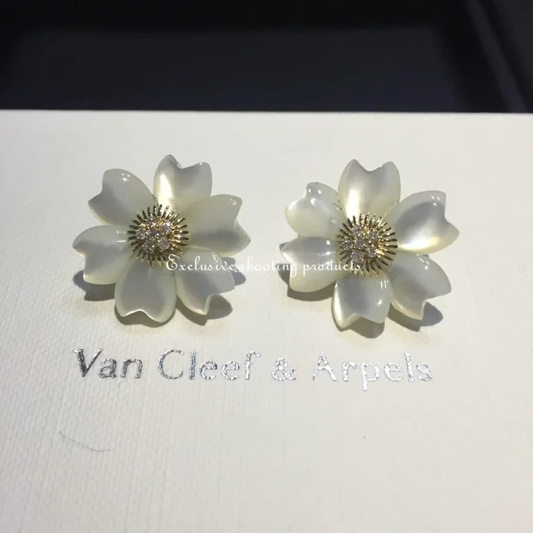 Van Cleef & Arpels Rose de VCARA55600 Noël earrings small model Yellow gold Diamond Mother-of-pearl earrings 5