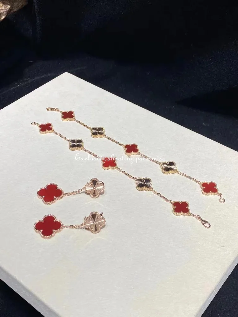 Van Cleef & Arpels VCARP7RQ00 Magic Alhambra earrings 2 motifs Rose gold Carnelian 9