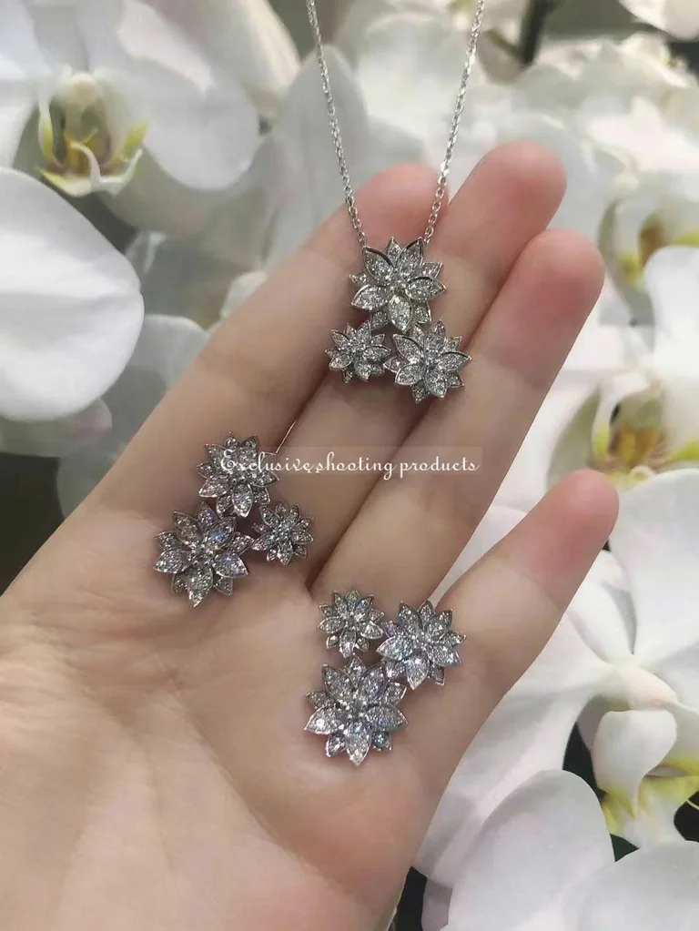 Van Cleef & Arpels VCARP7TH00 Lotus earrings 3 flowers White gold Diamond earrings 4