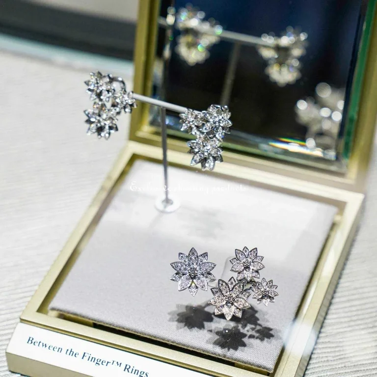 Van Cleef & Arpels VCARP7TH00 Lotus earrings 3 flowers White gold Diamond earrings 3