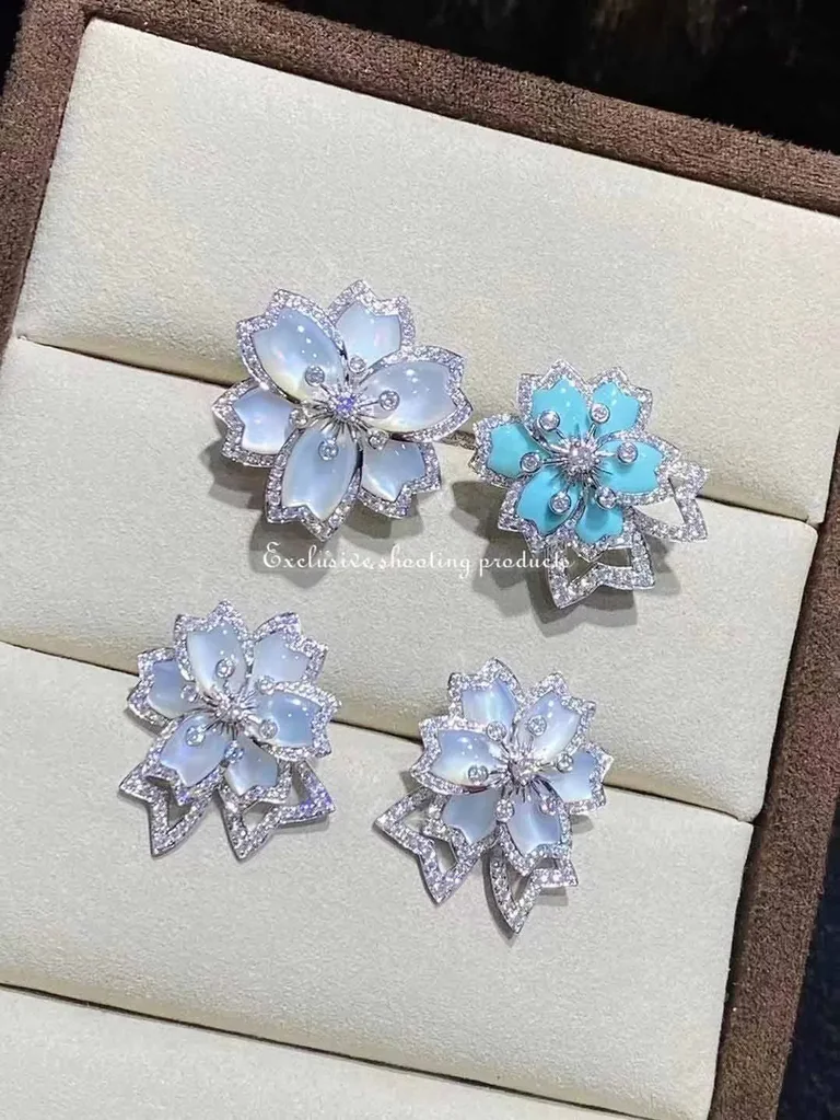 Van Cleef & Arpels VCARP7EQ00 Hellébore Earrings White Gold Diamond Mother-of-pearl Earrings 4