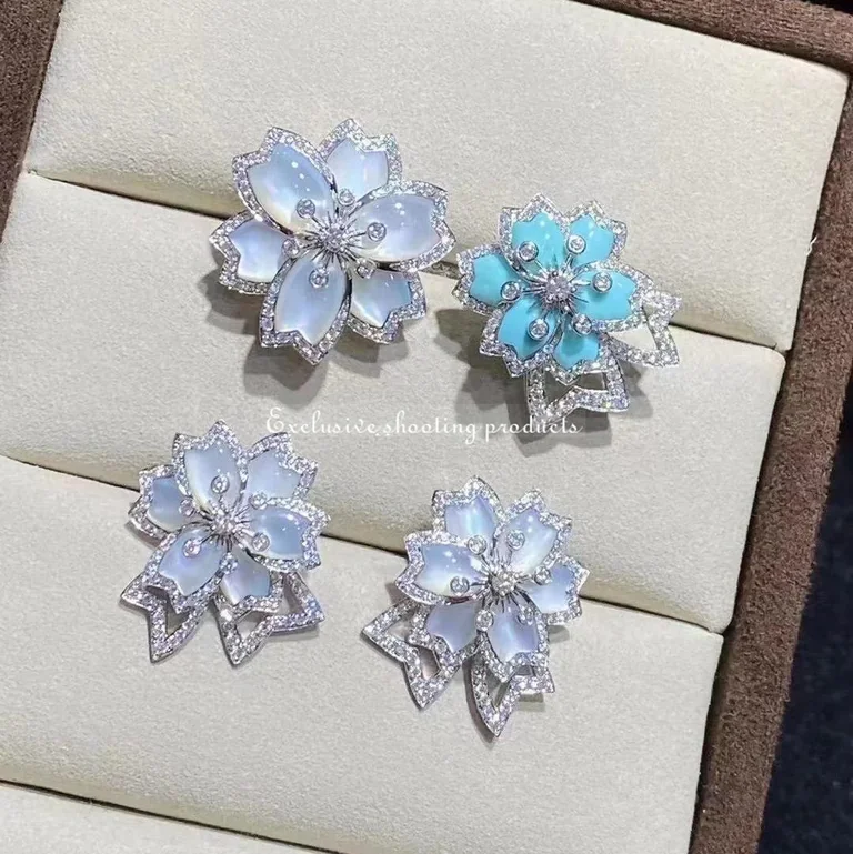 Van Cleef & Arpels VCARP7EQ00 Hellébore Earrings White Gold Diamond Mother-of-pearl Earrings 3