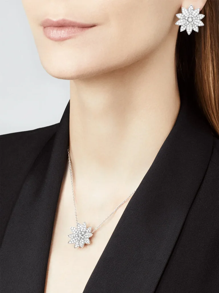 Van Cleef & Arpels VCARO96C00 Lotus earrings medium model White gold Diamond earrings 11