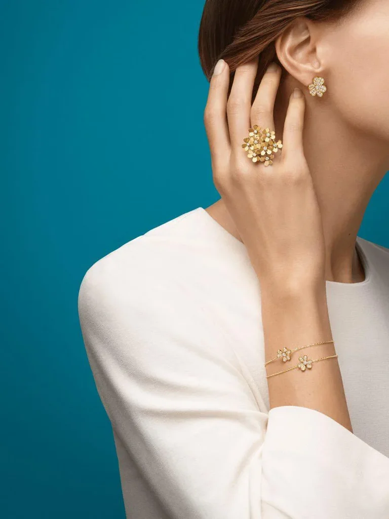 Van Cleef & Arpels VCARB65700 Frivole earrings small model Yellow gold Diamond earrings 4