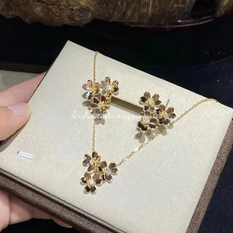 Van Cleef & Arpels VCARP2DV00 Frivole earrings 3 flowers mini model Yellow gold Diamond earrings 8