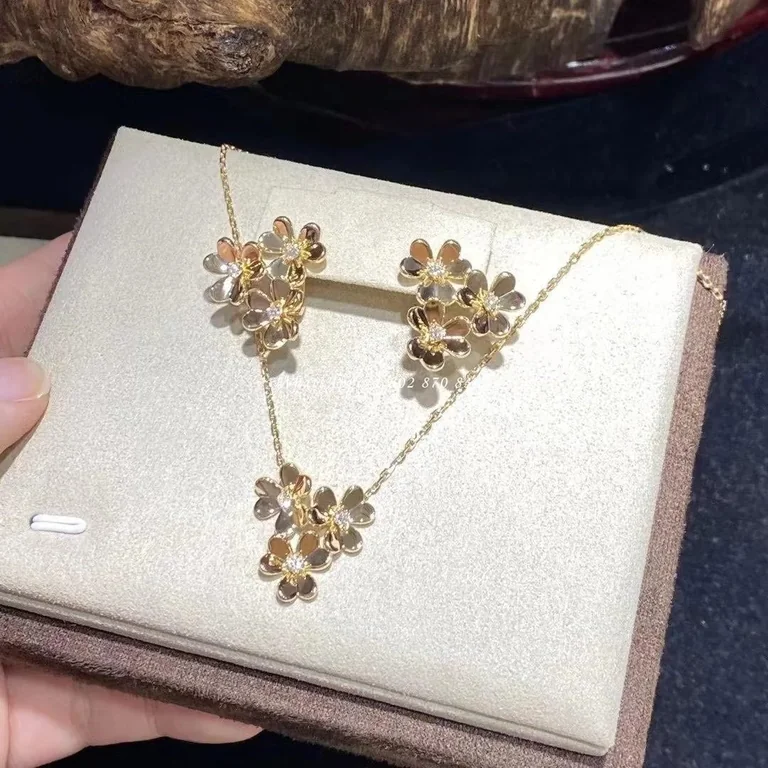 Van Cleef & Arpels VCARP2DV00 Frivole earrings 3 flowers mini model Yellow gold Diamond earrings 6