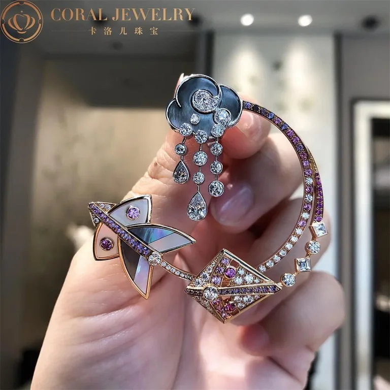 Van Cleef & Arpels VCARO5QM00 Cerfs-Volants hoop earrings 2