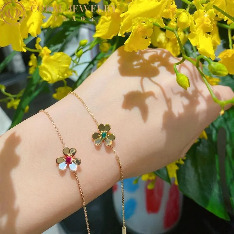 Van Cleef & Arpels VCARP7SC00 Frivole bracelet mini model Yellow gold Emerald 6