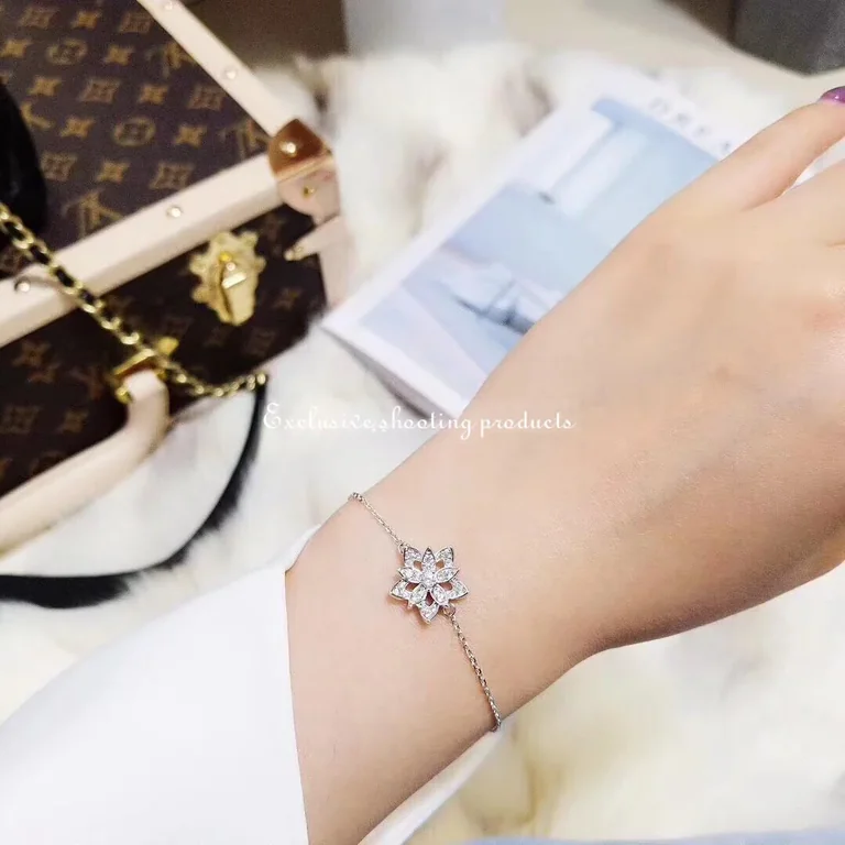Van Cleef & Arpels VCARP1AB00 Lotus openwork bracelet mini model White gold Diamond 8