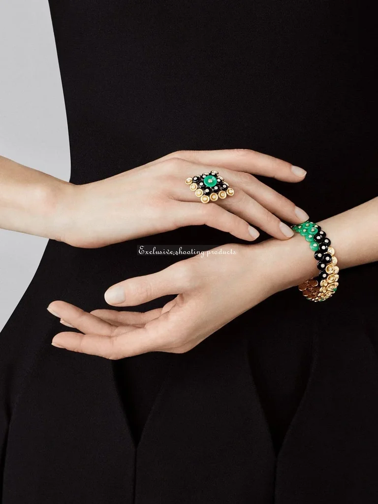 Van Cleef & Arpels VCARO6W300 Bouton d?or bracelet Yellow gold Chrysoprase Diamond Onyx bracelet 4