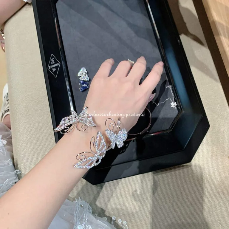 Van Cleef & Arpels Bracelet Flying Butterfly Hinged Bangle Cuff Bracelet Set in 18K White Gold Bracelet 5
